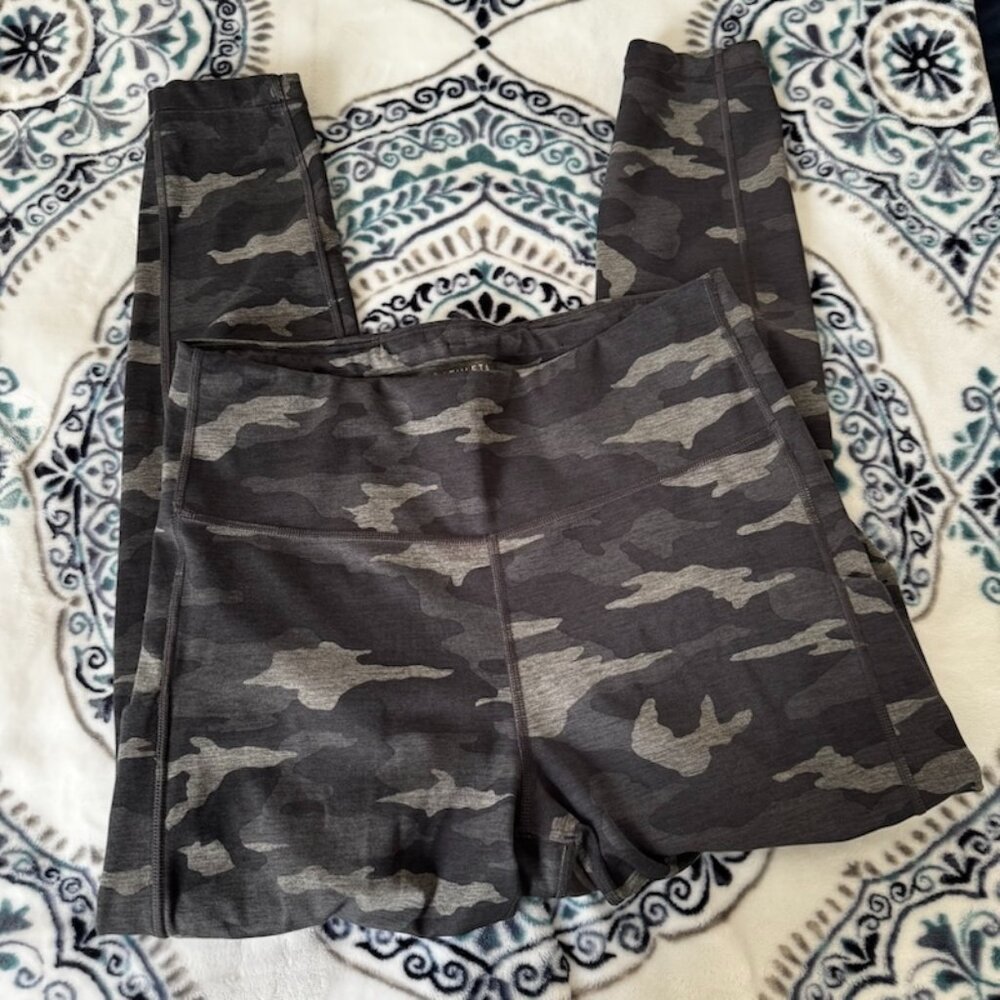 Athleta Ultimate Camo 7/8 Tight Legging Sz Medium Gray/Black EUC